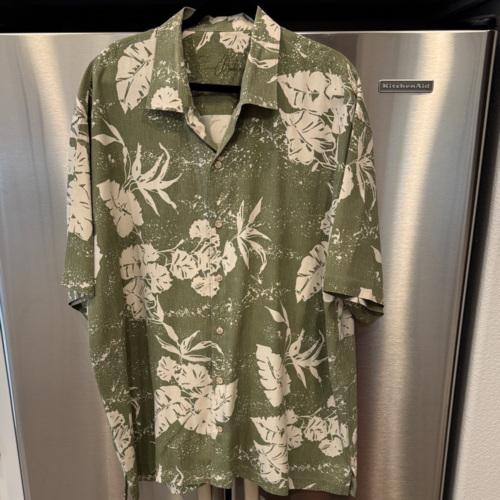 Tommy Bahama Hawaiian Style Shirt
100% Silk Green Floral Men's Shirt XXL